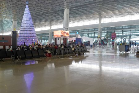 Téléchargez les photos : 16 décembre 2023. Jakarta, Indonésie. Arbre de Noël géant à l'intérieur du terminal trois de l'aéroport de Soekarno Hatta neuf jours avant le jour de Noël. - en image libre de droit