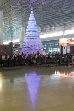 Foto de 16 de diciembre de 2023. Yakarta, Indonesia. Árbol de Navidad gigante dentro de la Terminal Tres del aeropuerto de Soekarno Hatta nueve días antes del día de Navidad. - Imagen libre de derechos