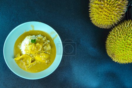 Le riz durian Kinca ou collant à la sauce durian épaisse est servi avec du sucre de palme et du lait de coco. Sepacial aliments sucrés de l'Indonésie.