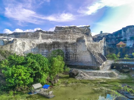 Panoramalandschaft der Bukit Jaddih oder Jaddih Hills, Bangkalan, Madura Island mit weißen Kalksteinklippen und blauem Himmel