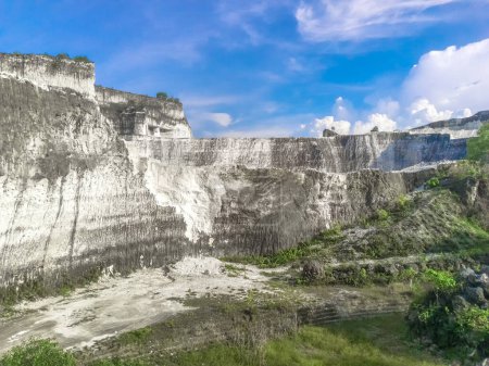 Paisaje panorámico de Bukit Jaddih o Jaddih Hills, Bangkalan, Isla Madura con acantilados de piedra caliza blanca y cielo azul