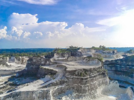 Paisaje panorámico de Bukit Jaddih o Jaddih Hills, Bangkalan, Isla Madura con acantilados de piedra caliza blanca y cielo azul