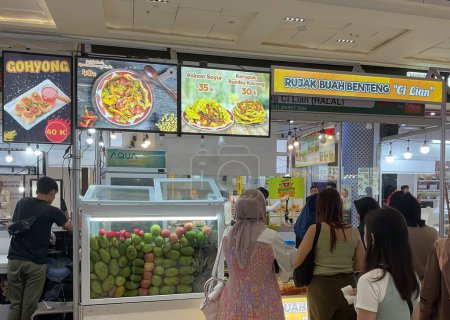 Téléchargez les photos : 8 mars 2024. L'atmosphère animée du Jakarta Food Bazaar dans un centre commercial à Surabaya, Java Est, Indonésie - en image libre de droit