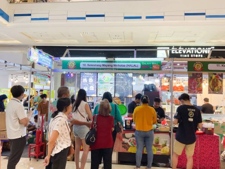 Foto de 8 marzo 2024. El bullicioso ambiente del Bazar de Alimentos de Yakarta en un centro comercial en Surabaya, Java Oriental, Indonesia - Imagen libre de derechos