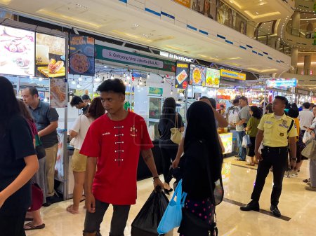 Foto de 8 marzo 2024. El bullicioso ambiente del Bazar de Alimentos de Yakarta en un centro comercial en Surabaya, Java Oriental, Indonesia - Imagen libre de derechos