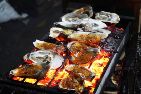 Gegrillte Auster beim Jakarta Food Streets Vendor. Auf dem Grill brutzeln dicke Austern, die bei jedem Bissen den Geschmack des Meeres bieten.