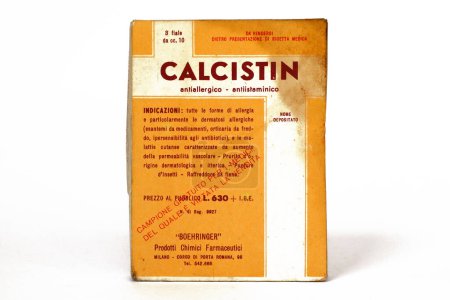 Téléchargez les photos : Rome, Italie 22 Février 2022 : Vintage Années 1950 CALCISTIN flacons médecine avec du lactate de calcium pour le traitement des allergies. BOEHRINGER - Milan (Italie)) - en image libre de droit