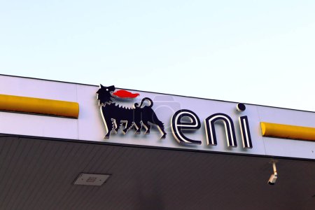 Foto de Pescara, Italia 20 de marzo de 2022: Estación de servicio ENI. ENI es una multinacional italiana de petróleo y gas - Imagen libre de derechos