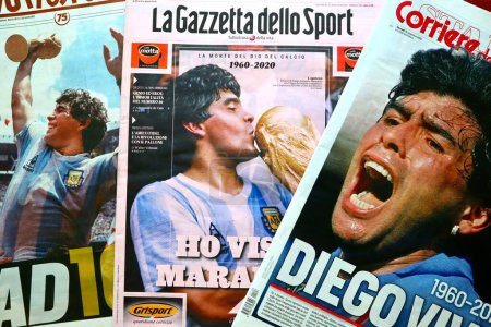 Téléchargez les photos : Diego Armando MARADONA 1960-2020 Une des journaux italiens. - en image libre de droit