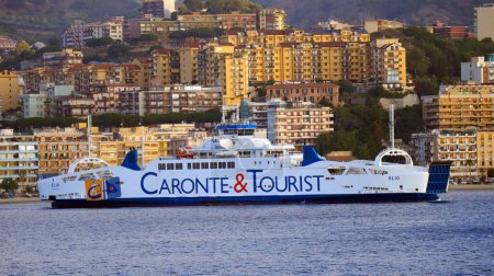 Téléchargez les photos : Messine, Sicile Italie : vue sur le port de Messine avec CARONTE & TOURIST Ferry Boat sur le détroit de Messine - en image libre de droit