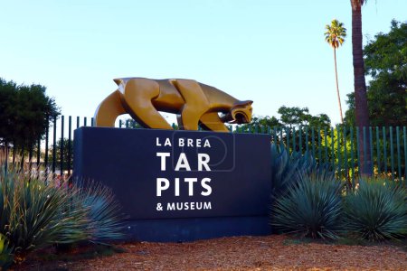 Téléchargez les photos : Los Angeles, Californie - 2 octobre 2019 : LA BREA TAR PITS & Museum, l'un des sites de fouilles fossiles les plus célèbres au monde - en image libre de droit