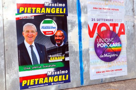 Téléchargez les photos : Pescara, Italie Septembre 2022 : affiches murales électorales italiennes des partis politiques pour le jour du scrutin en Italie du 25 septembre 2022 - en image libre de droit