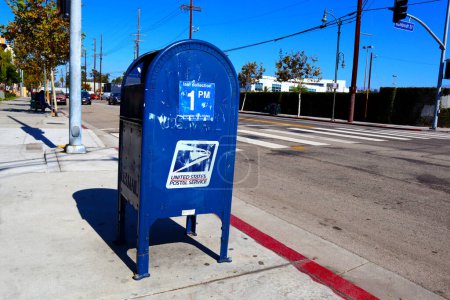Foto de Los Angeles, California - 3 de octubre de 2019: USPS United States Postal Service, Mail Collection Box in Los Angeles - Imagen libre de derechos