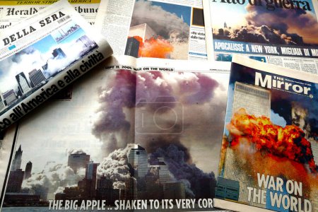 Foto de Nueva York, Estados Unidos Septiembre 2001: Los titulares de los periódicos internacionales sobre el ataque del 9 al 11 de 2001 - Imagen libre de derechos