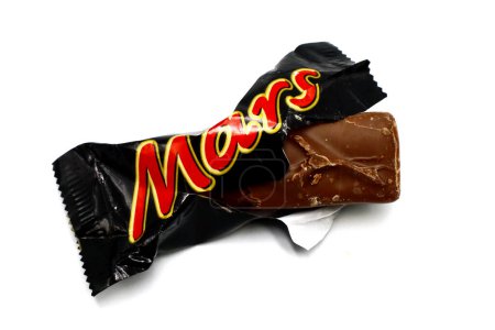Foto de Roma, Italia 9 de noviembre de 2021: MARS chocolate bar isolated on white background. Mars es una marca de Mars Incorporated - Imagen libre de derechos
