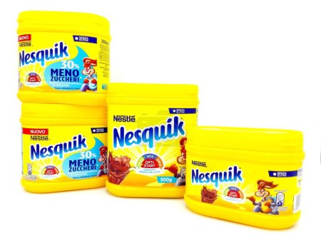 Foto de Pescara, Italia - 18 de febrero de 2019: NESQUIK Chocolate Powder. Nesquik es una marca de productos fabricados por Nestlé - Imagen libre de derechos