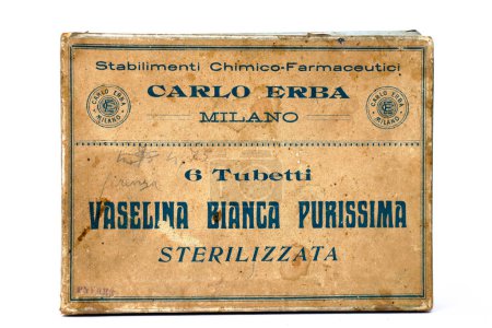 Foto de Milán, Italia Marzo 3, 2022: Vintage 1920s box of Pure white Vaseline. CARLO ERBA Milán (Italia)) - Imagen libre de derechos