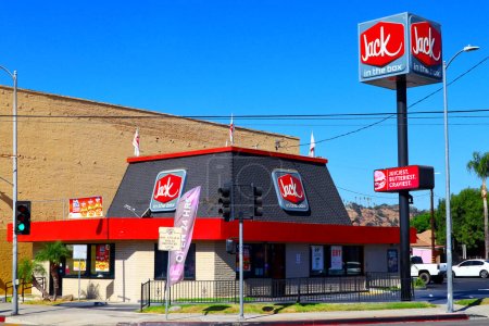 Téléchargez les photos : Los Angeles, Californie - 3 octobre 2019 : JACK IN THE BOX Chaîne de restauration rapide américaine, servant des doigts de poulet, des frites, un hamburger, un cheeseburger, des sandwichs, des tacos et des rouleaux d'œufs - en image libre de droit