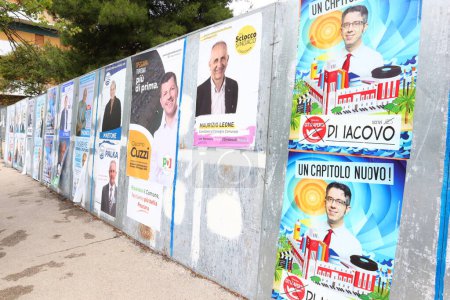Téléchargez les photos : Pescara, Italie - 7 mai 2019 : Affiches murales électorales pour les élections au Parlement européen et les élections administratives du 26 mai 2019 - en image libre de droit