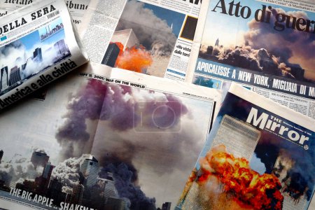 Téléchargez les photos : New York, États-Unis Septembre 2001 : Les journaux internationaux font la une des journaux sur l'attentat du 11 septembre 2001 - en image libre de droit