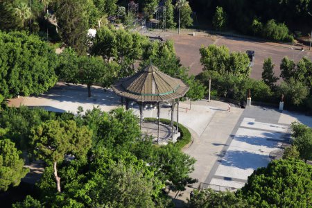 Foto de Catania, Sicilia (Italia) - 11 de julio de 2022: El Claustro de la Música en el Jardín Villa Bellini, parque urbano - Imagen libre de derechos