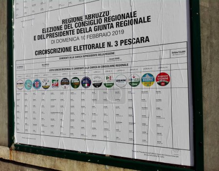 Téléchargez les photos : Pescara, Italie - 27 janvier 2019 : Affiches murales électorales pour les élections régionales d'ABRUZZO du 10 février 2019 - Liste des candidats et symboles des partis politiques - en image libre de droit