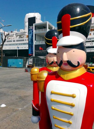 Téléchargez les photos : LONG BEACH, Californie - 7 septembre 2018 : La Garde de la Reine au Queen Mary, le navire transatlantique historique amarré à Long Beach - en image libre de droit