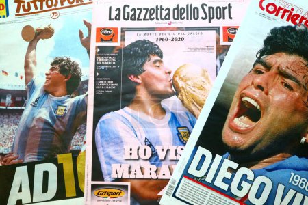 Téléchargez les photos : Diego Armando MARADONA 1960-2020 Une des journaux italiens. - en image libre de droit