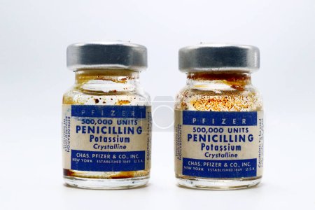 Foto de Nueva York, Estados Unidos 18 de abril de 2021: Vintage 1955 Viales de PFIZER Penicilina G - PFIZER es una empresa farmacéutica estadounidense fundada en 1849 por Charles Pfizer y Charles Erhart - Imagen libre de derechos