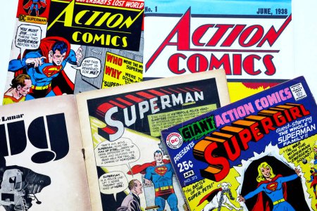 Foto de Los Ángeles, Estados Unidos abril 7, 2021: Portadas de ACTION COMICS, American Comic book con Superman los primeros personajes importantes de superhéroes - Imagen libre de derechos