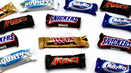 Foto de Roma, Italia 9 de noviembre de 2021: MARS, Twix, Bounty, Snickers and Milky way chocolate bar isolated on white background. Mars es una marca de Mars Incorporated - Imagen libre de derechos