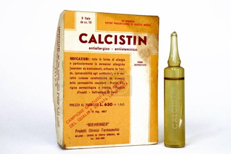 Téléchargez les photos : Rome, Italie 22 Février 2022 : Vintage Années 1950 CALCISTIN flacons médecine avec du lactate de calcium pour le traitement des allergies. BOEHRINGER - Milan (Italie)) - en image libre de droit