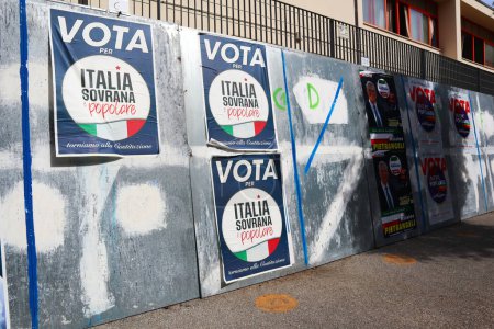 Téléchargez les photos : Pescara, Italie Septembre 2022 : affiches murales électorales italiennes des partis politiques pour le jour du scrutin en Italie du 25 septembre 2022 - en image libre de droit