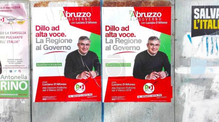 Foto de PESCARA, ITALIA - 01 de marzo de 2018: Carteles del Muro Electoral para la ELECCIÓN de ITALIA el 4 de marzo de 2018 - Imagen libre de derechos