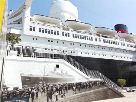 Foto de LONG BEACH, California - 7 de septiembre de 2018: El Queen Mary, histórico barco transatlántico amarrado en Long Beach - Imagen libre de derechos
