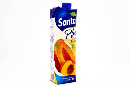 Foto de Pescara, Italia 18 de diciembre de 2019: Santal peach, mango Juice. Santal es una marca italiana de zumos y néctares de Parmalat del Grupo Lactalis. - Imagen libre de derechos