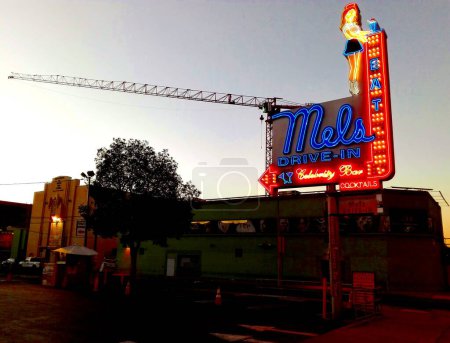 Téléchargez les photos : Restaurant Mel's drive-in à HOLLYWOOD dans le bâtiment historique Max Factor sur Highland Avenue Los Angeles, Californie - en image libre de droit