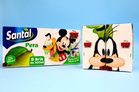 Foto de Pescara, Italia 9 de febrero de 2021: SANTAL Fruit Juice - Edición Limitada Disney Packaging with Mickey Mouse and Friends. Santal es una marca de Parmalat, Lactalis Group - Imagen libre de derechos