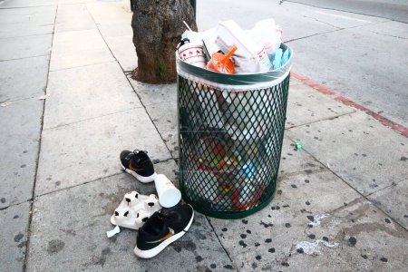 Foto de Hollywood, California - 6 de octubre de 2019: bote lleno de basura en Sunset Boulevard, Hollywood - Imagen libre de derechos