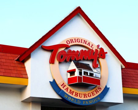 Foto de Hollywood, California - 9 de octubre de 2019: Original Tommy 's World Famous Hamburgers, restaurante de comida rápida en Hollywood Blvd, Los Ángeles - Imagen libre de derechos