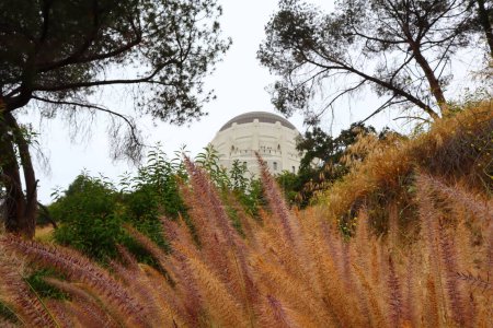Foto de Los Ángeles, California - 13 de mayo de 2019: vista del Observatorio Griffith desde el Observatorio Trial - Imagen libre de derechos