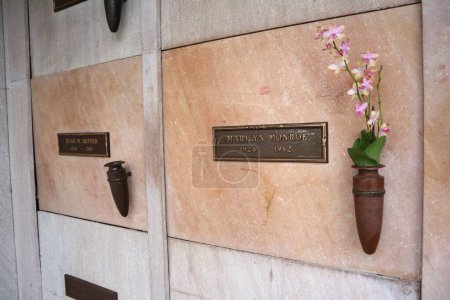 Foto de Los Ángeles, California - 10 de mayo de 2019: Marilyn Monroe y Hugh Hefner tumba en el Westwood Village Memorial Park en Los Ángeles, California - Imagen libre de derechos