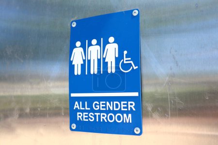 Foto de Los Angeles, California - 29 de septiembre de 2019: ALL GENDER RESTROOM, El baño público para hombres, mujeres, homosexuales, lesbianas, gays, transexuales / transexuales, ladyboys y sillas de ruedas - Imagen libre de derechos
