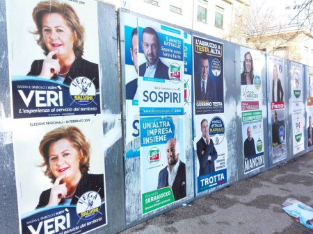 Téléchargez les photos : Pescara, Italie - 26 janvier 2019 : Affiches murales électorales pour les élections régionales d'ABRUZZO du 10 février 2019 - en image libre de droit