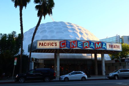 Foto de Hollywood, California - 6 de octubre de 2019: Pacific 's CINERAMA Dome Theatre, cine ubicado en Sunset Boulevard, Hollywood - Imagen libre de derechos