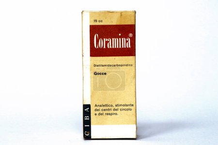 Foto de Milán, Italia Marzo 3, 2022: Vintage 1950s CORAMINA CIBA, Analeptic medicine with diethylamidecarbopyridine. CIBA Milán (Italia)) - Imagen libre de derechos