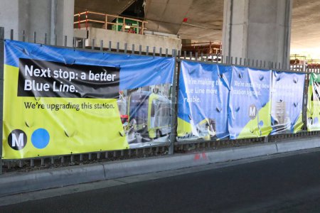 Téléchargez les photos : Los Angeles, Californie - 21 mai 2019 : affiche murale pour le projet de rénovation de la station de métro Willowbrook Rosa Parks Blue Line - en image libre de droit