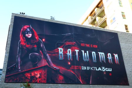 Foto de Hollywood, California - 6 de octubre de 2019: Billboard of BATWOMAN located on Vine Street, Hollywood. Batwoman es una serie de televisión estadounidense de superhéroes - Imagen libre de derechos