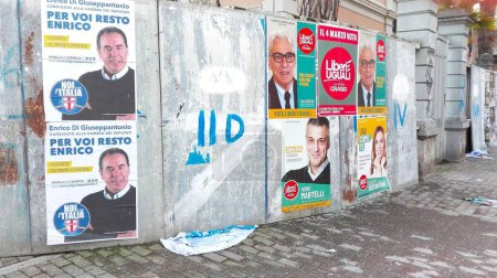 Téléchargez les photos : PESCARA, ITALIE - 01 mars 2018 : Affiches murales électorales pour l'élection de l'ITALIE le 4 mars 2018 - en image libre de droit