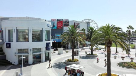 Téléchargez les photos : LONG BEACH, Californie - 7 septembre 2018 : vue des points de vente THE PIKE, centre commercial de détail à Long Beach, Californie - en image libre de droit